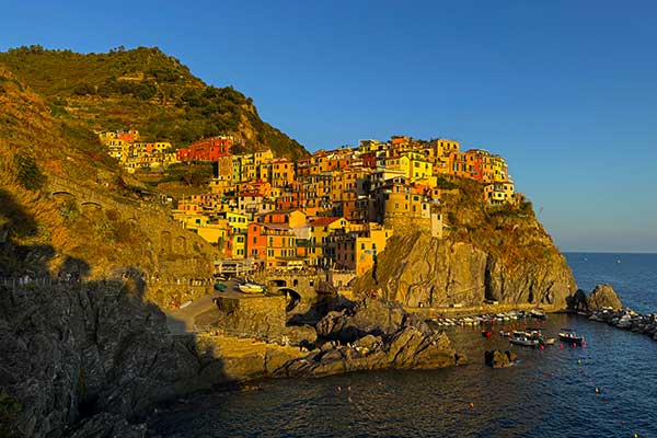 Via dell'Amore between Riomaggiore and Manarola